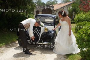 couple mariés avec une ancienne voiture humour charente