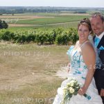 couple mariés devant le moulin d'archiac avec les vignes