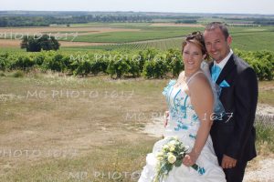 couple mariés devant le moulin d'archiac avec les vignes