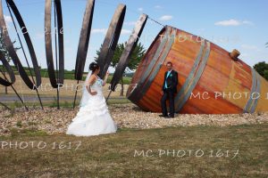 couple mariés devant le tonneau rond point d'archiac charente