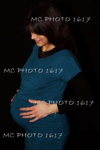 photo-femme-enceinte-studio-robe-bleue