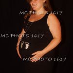 photo-femme-enceinte-studio-sur-fond-noir-robe-noire
