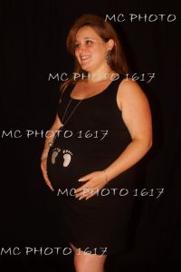 photo-femme-enceinte-studio-sur-fond-noir-robe-noire