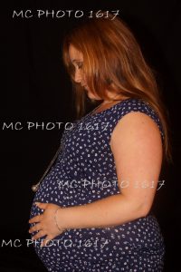 photo-grossesse-femme-enceinte-robe-fleurs-studio-fond-noir-charente-maritime