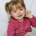 photo-portrait-studio-petite-fille-avec-son-doudou-pull-raye-rouge-et-blanc-sur-fond-blanc-charente
