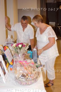 couple-qui-ouvre-cadeau-devant-table-anniversaire-de-mariage-charente-maritime