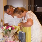 couple-qui-ouvre-cadeaux-anniversaire-mariage-mcphoto1617-charente-maritime