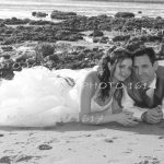 couple mariés allongés sur la plage de Meschers