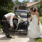 couple mariés avec une ancienne voiture humour charente