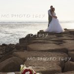 couple mariés qur des rochers à la plage avec le bouquet posé par terre charente maritime