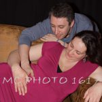couple regardant le ventre de femme enceinte charente