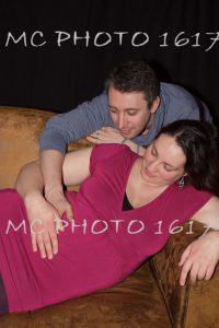 couple regardant le ventre de femme enceinte charente