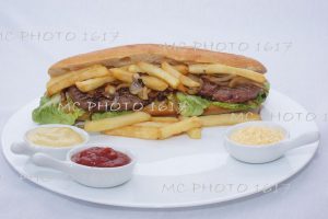 sandwich américain avec steack hachés et frites oignons avec sauce publicité pour entreprise de cognac charente