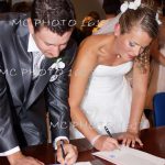 couple-mariés-qui-signent-les-registres-à-la-mairie-charente