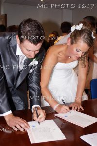 couple-mariés-qui-signent-les-registres-à-la-mairie-charente