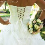dos-robe-lacets-mariee-mariage-avec-bouquet