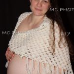 femme-enceinte-avec-challe-blanc-denudee