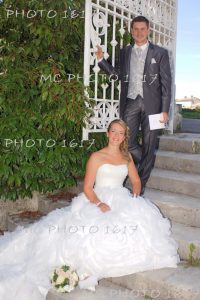 photo-couple-mariage-mariee-assise-sur-des-marches-