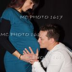 photo-grossesse-couple-homme-sui-embrasse-le-ventre-femme-robe-bleue-charente