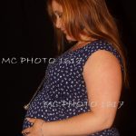 photo-grossesse-femme-enceinte-robe-fleurs-studio-fond-noir-charente-maritime