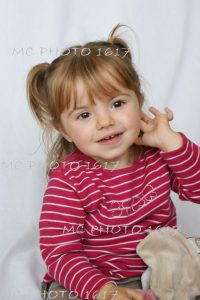 photo-portrait-studio-petite-fille-avec-son-doudou-pull-raye-rouge-et-blanc-sur-fond-blanc-charente