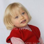 photo-portrait-studio-sur-fond-blanc-petite-fille-robe-rouge