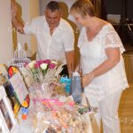 couple-qui-ouvre-cadeau-devant-table-anniversaire-de-mariage-charente-maritime