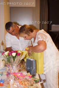 couple-qui-ouvre-cadeaux-anniversaire-mariage-mcphoto1617-charente-maritime