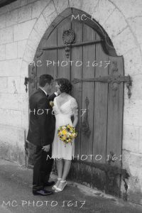 photo-noir-et-blanc-couple-maries-devant-une-porte-en-bois-cognac-charente