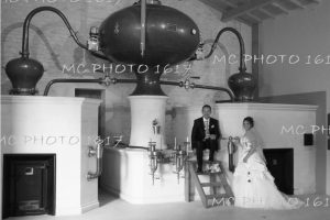 photo-noir-et-blanc-maries-dans-distillerie-charente