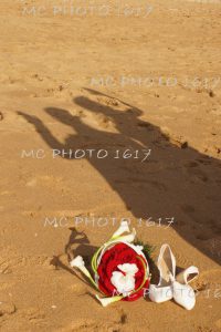 sur-le-sable-ombre-couple-maries-un-premier-plan-chaussures-et-bouquet-charente-maritime