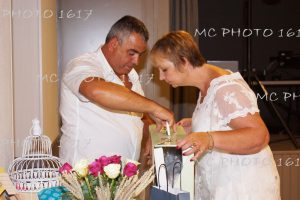 un-couple-qui-ouvre-cadeau-anniversaire-mariage-mcphoto1617